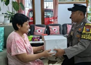 Hari Kartini, Polsek Pujon Polres Batu Berbagi Sembako Untuk Kaum Disabilitas
