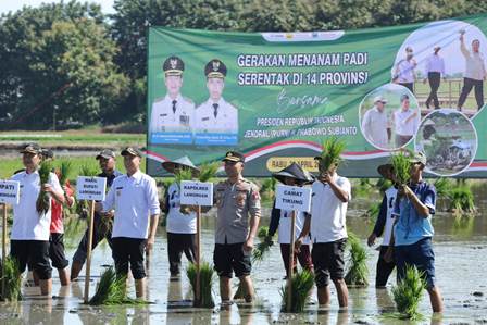 Waka Polres Lamongan Hadiri Gerakan Menanam Padi Serentak Bersama Presiden Prabowo Via Daring