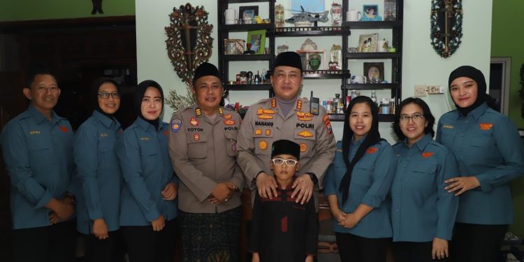 Kapolresta Malang Kota Halal Bihalal Sembari Berbagi Santunan Kepada Anak Yatim di Padepokan Pringgoboyo