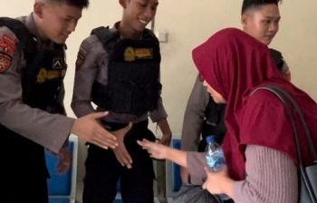 Terlantar di Terminal Bunder, Raimas Kalamunyeng Polres Gresik Bantu Korban Penipuan Tenaga Kerja