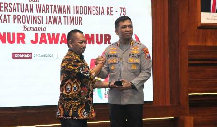 Kapolresta Sidoarjo Kombes Christian Tobing Raih PWI Jatim Awards